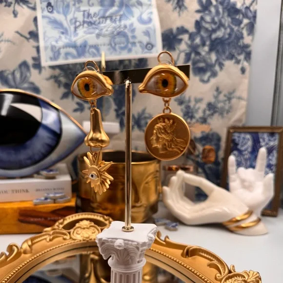 🆕 SCHIAPARELLI for V&A Museum 🧿 NWOT Surrealist Charm Earrings - Yellow Eye - Picture 9 of 17